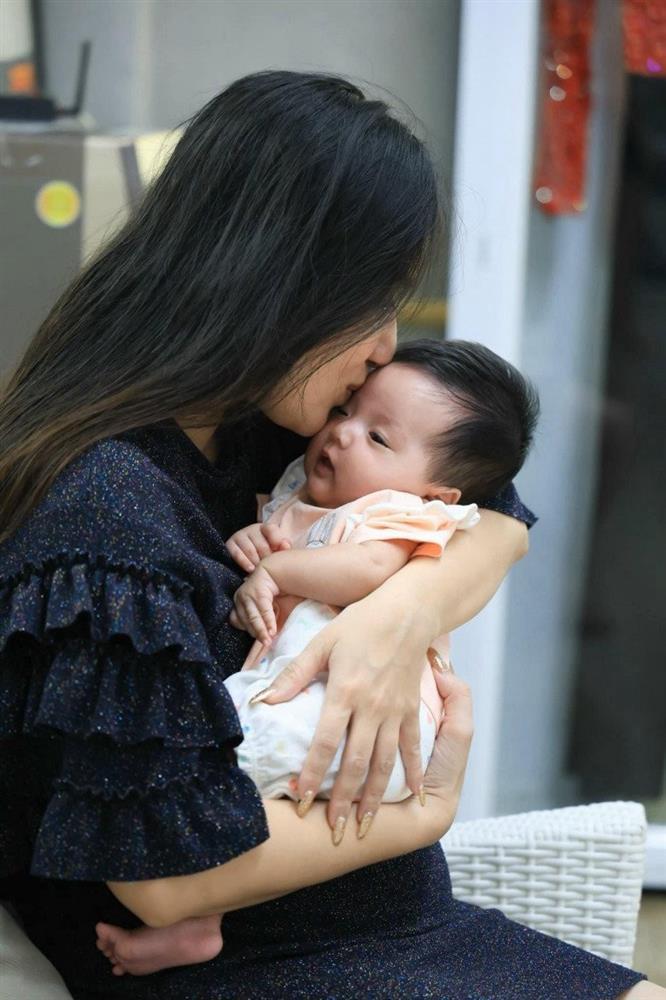 Mới 2 tháng tuổi, con gái út nhà Khánh Thi đã thay đổi rõ đường nét gương mặt-7