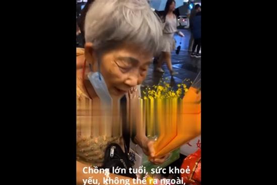 Cụ bà 90 tuổi bán hoa nuôi chồng 93 tuổi, mạng xã hội xôn xao