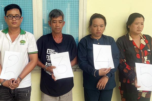 Màn điểm huyệt rùng rợn của võ sư khiến người phụ nữ đau đớn ngã bật ngửa-3