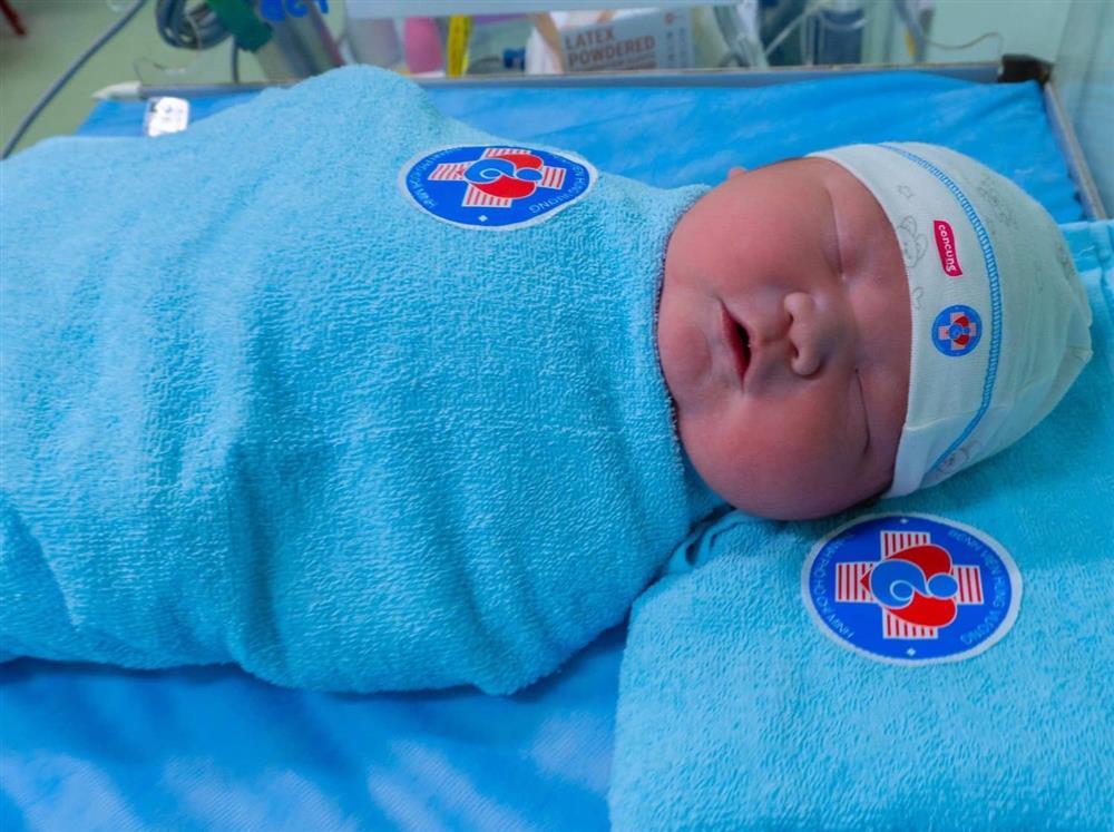 Người mẹ 27 tuổi ở TP. HCM thoát mối nguy cận kề, sinh con nặng 6kg-2
