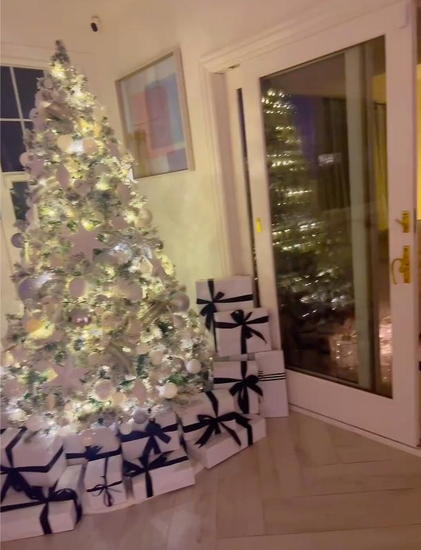 Phong cách trang trí nhà đón Noel của Phạm Hương ngày càng lên tay: 6 cây thông thể hiện đẳng cấp người giàu-2