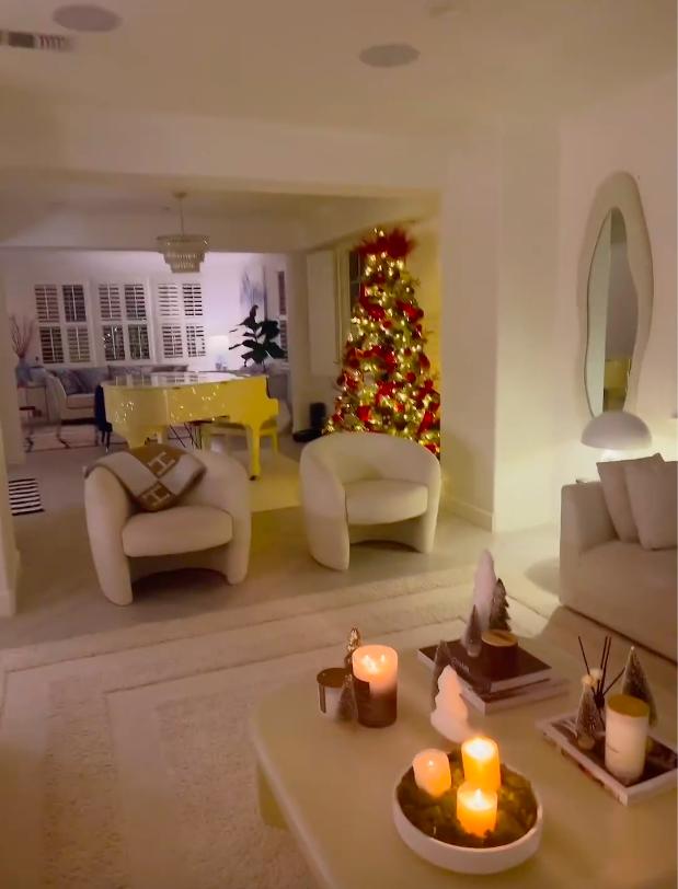 Phong cách trang trí nhà đón Noel của Phạm Hương ngày càng lên tay: 6 cây thông thể hiện đẳng cấp người giàu-4