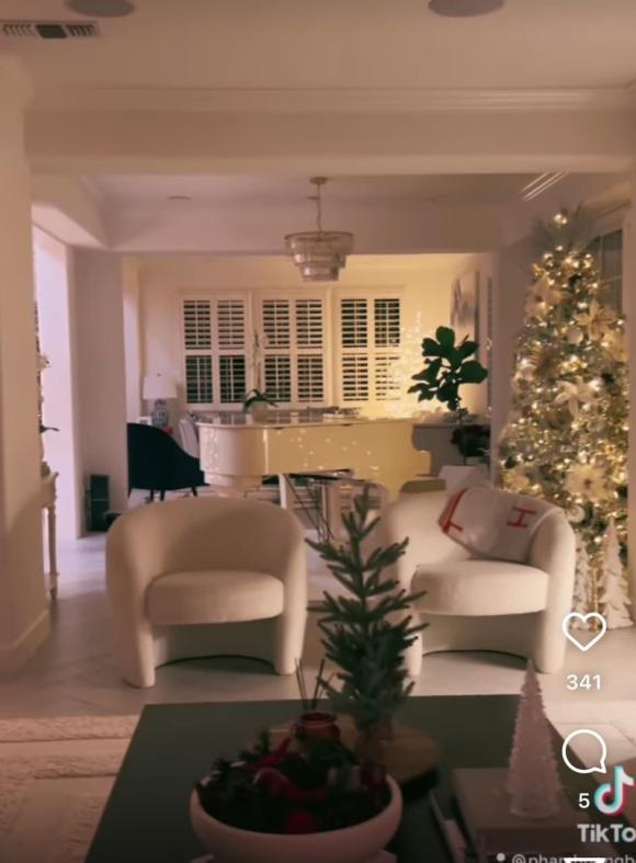 Phong cách trang trí nhà đón Noel của Phạm Hương ngày càng lên tay: 6 cây thông thể hiện đẳng cấp người giàu-8