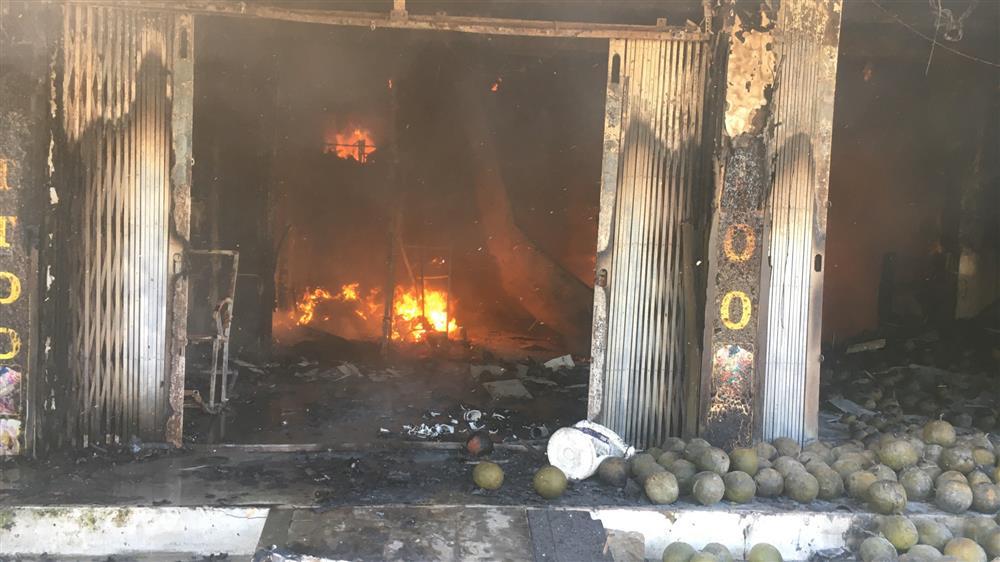 Lửa bốc cháy nghi ngút trong ngôi nhà bán trái cây ở Đồng Nai-1