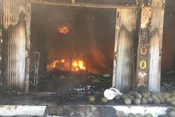 Lửa bốc cháy nghi ngút trong ngôi nhà bán trái cây ở Đồng Nai