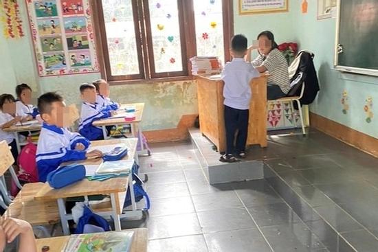 Học sinh lớp 6 ngồi bàn giáo viên 'dạy học sinh lớp 1': Bất ngờ người chụp ảnh