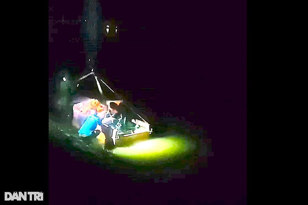 Lật thuyền đánh cá, 3 bố con tử vong-1