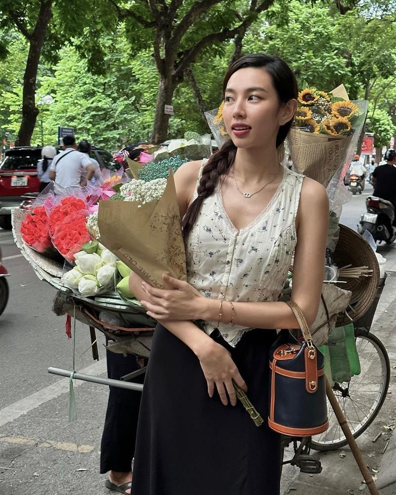 Hoa hậu Thùy Tiên phối đồ sang chảnh cùng túi xách hàng hiệu-5