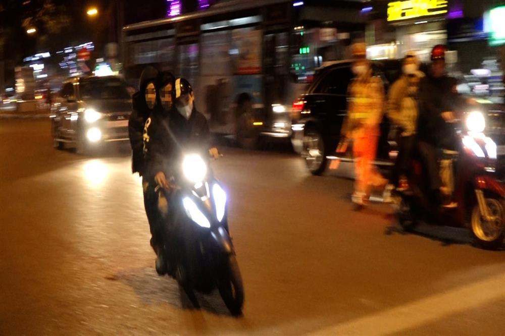 Thiếu nữ 16 tuổi lái xe máy đâm bị thương một Cảnh sát 141-1