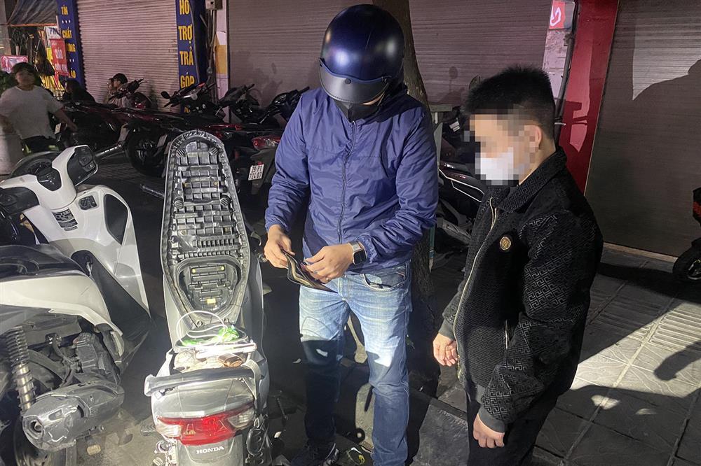 Thiếu nữ 16 tuổi lái xe máy đâm bị thương một Cảnh sát 141-5