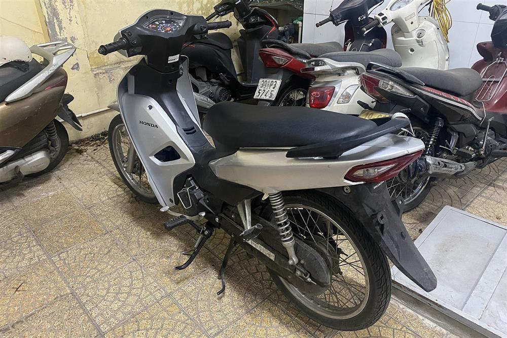 Thiếu nữ 16 tuổi lái xe máy đâm bị thương một Cảnh sát 141-6