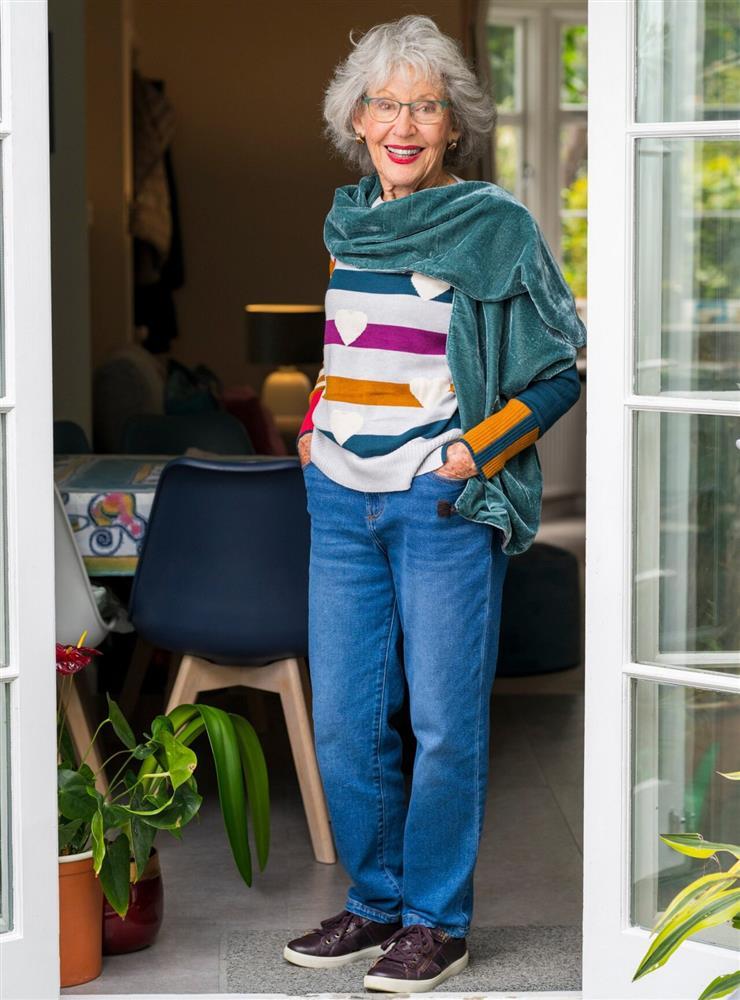 Giáo viên về hưu bất ngờ trở thành người mẫu thời trang ở tuổi 88-1