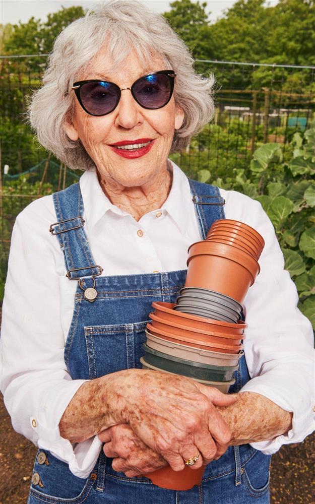 Giáo viên về hưu bất ngờ trở thành người mẫu thời trang ở tuổi 88-2