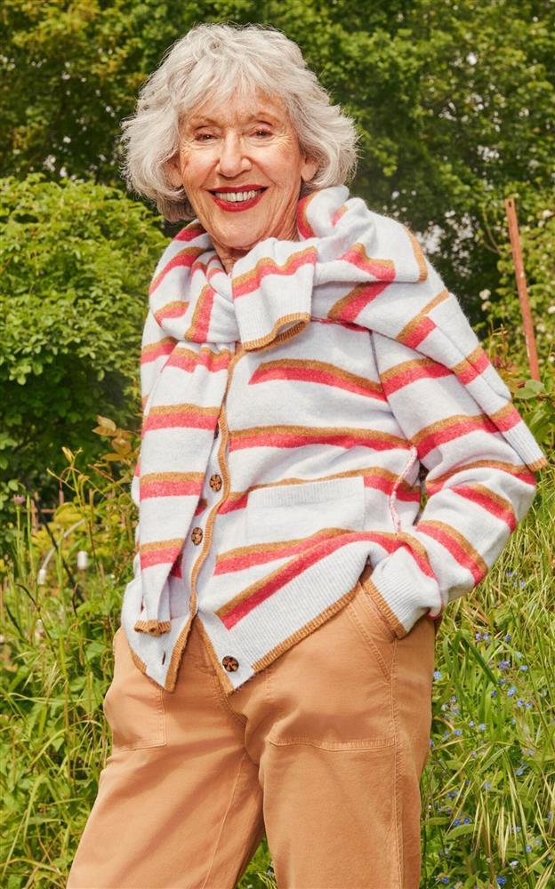 Giáo viên về hưu bất ngờ trở thành người mẫu thời trang ở tuổi 88-5