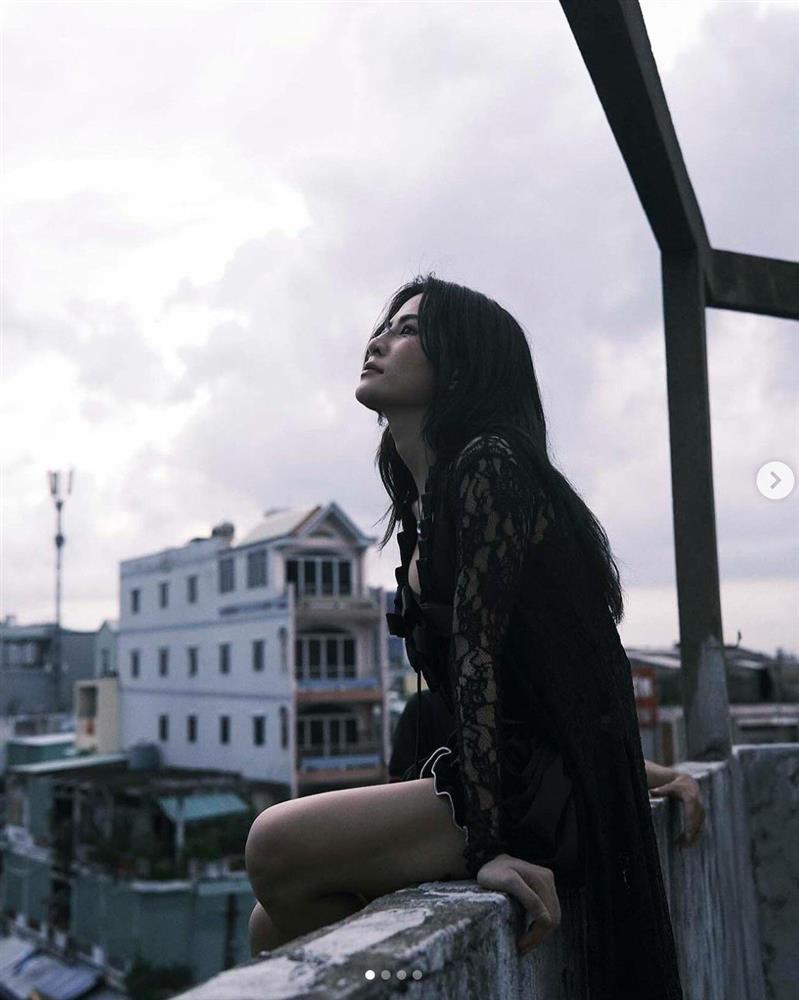 Hà Nhi mặc váy ngắn khoe chân trắng nõn đi diễn trước hàng trăm khán giả-4