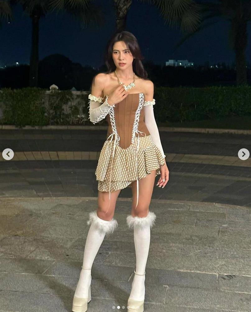 Hà Nhi mặc váy ngắn khoe chân trắng nõn đi diễn trước hàng trăm khán giả-6