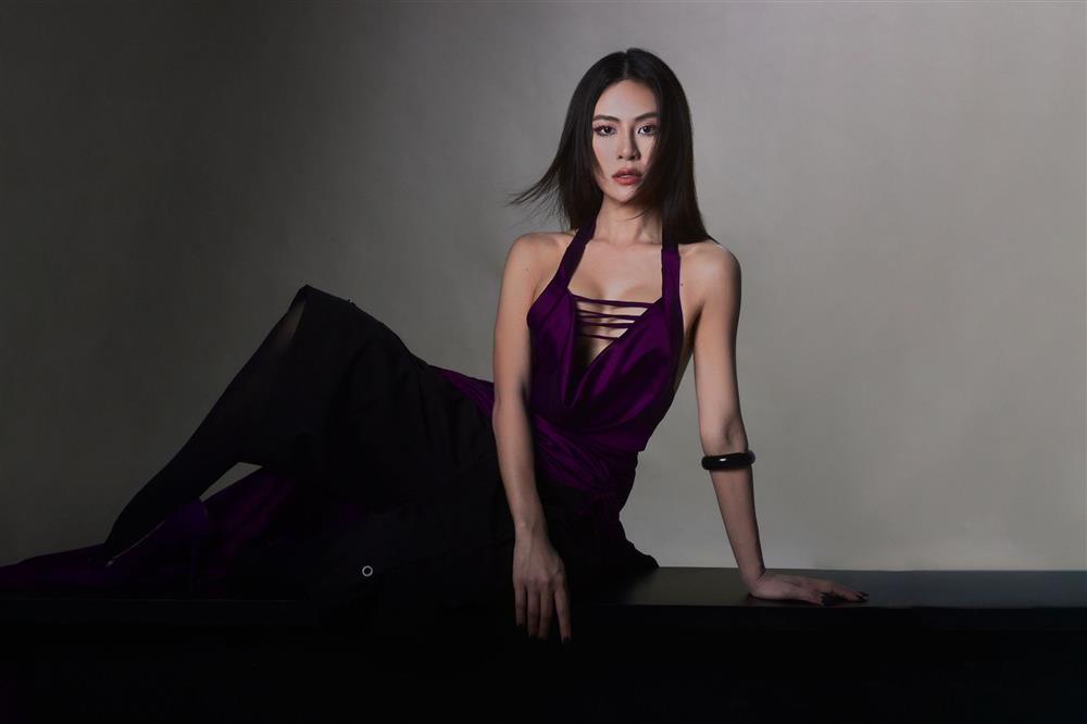 Hà Nhi mặc váy ngắn khoe chân trắng nõn đi diễn trước hàng trăm khán giả-8