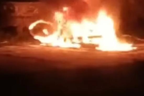 Thanh niên đốt luôn xe máy khi vi phạm nồng độ cồn