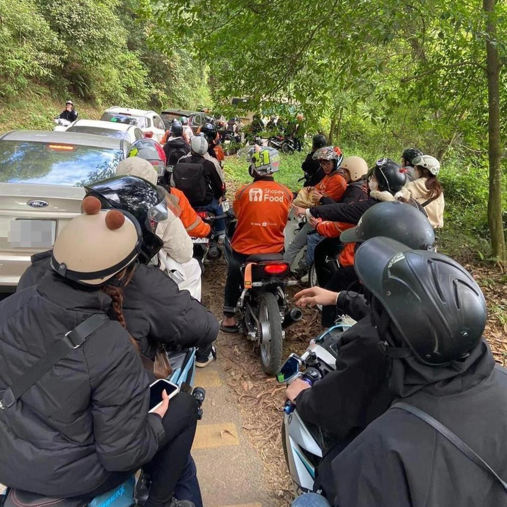 Dòng người ùn ùn đổ về săn hoa dã quỳ, đường lên Ba Vì tắc nghẽn-2