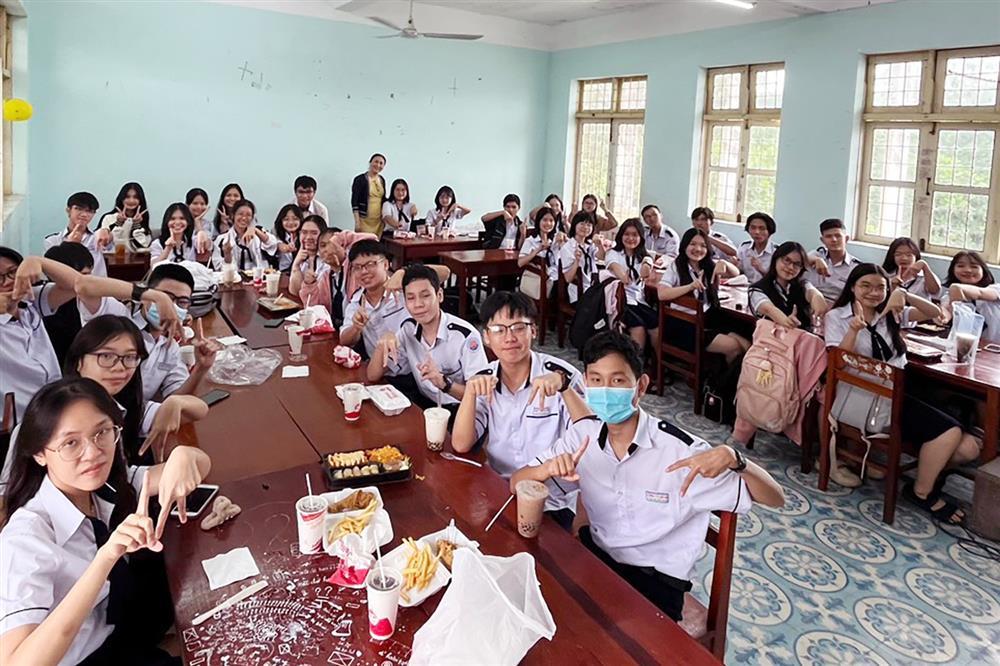 Hy hữu gần nghìn học sinh được trường tặng tiền ngày 20/11-2