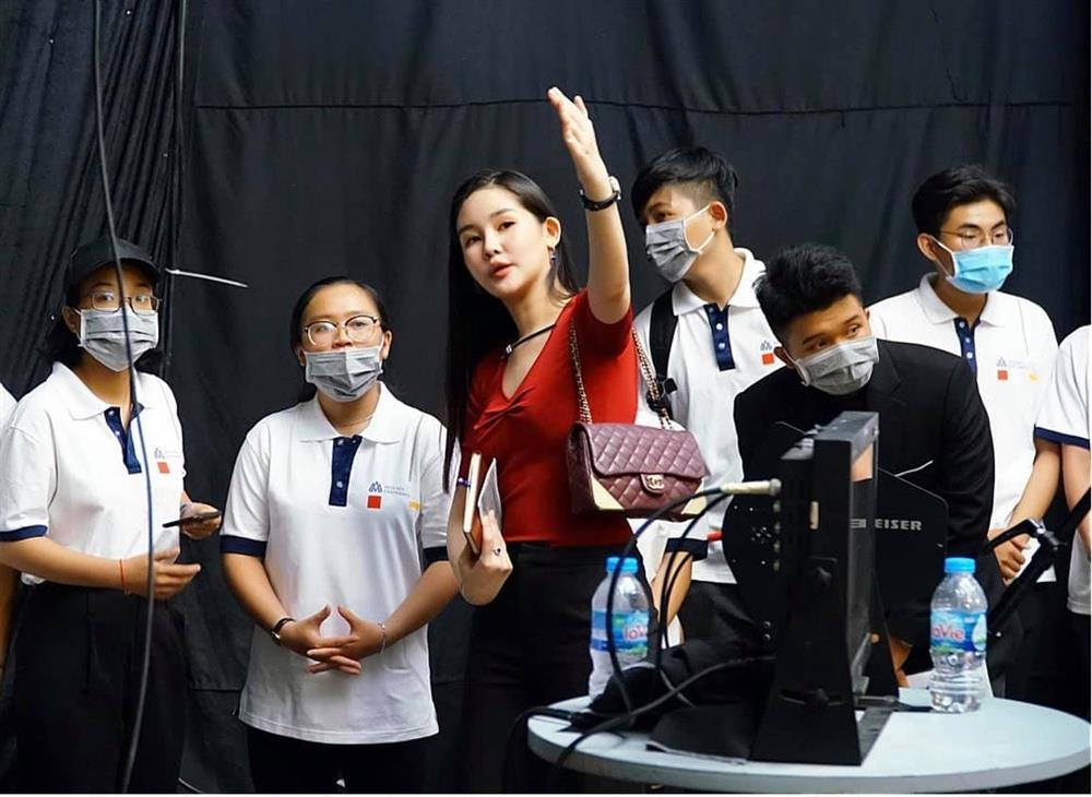 Mỹ nhân Việt làm giảng viên: Midu bị chụp lén, Ngân Anh lên chức sau 1 năm-2