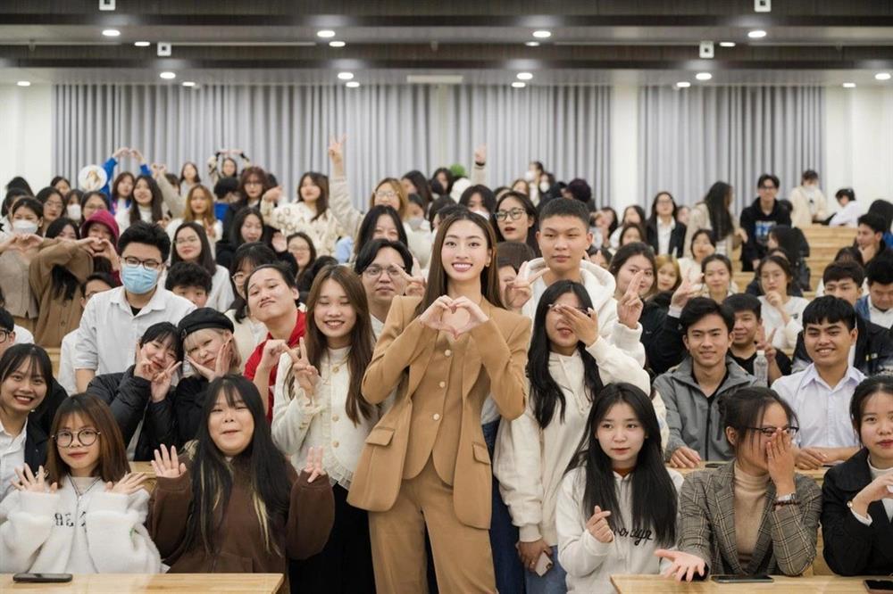 Mỹ nhân Việt làm giảng viên: Midu bị chụp lén, Ngân Anh lên chức sau 1 năm-3