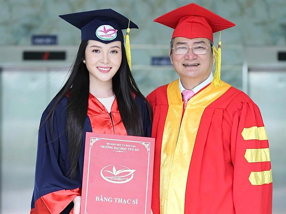 Mỹ nhân Việt làm giảng viên: Midu bị chụp lén, Ngân Anh lên chức sau 1 năm-8