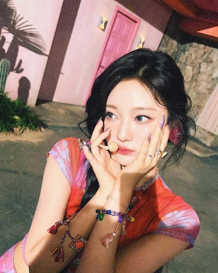 Nữ ca sĩ bị mù một bên mắt tạo cơn sốt-12