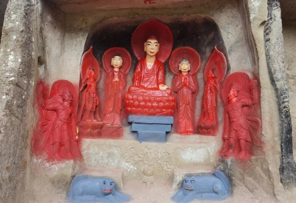 Tượng Phật cổ nghìn năm tuổi bị khách Trung Quốc bôi màu xanh đỏ lem nhem-2