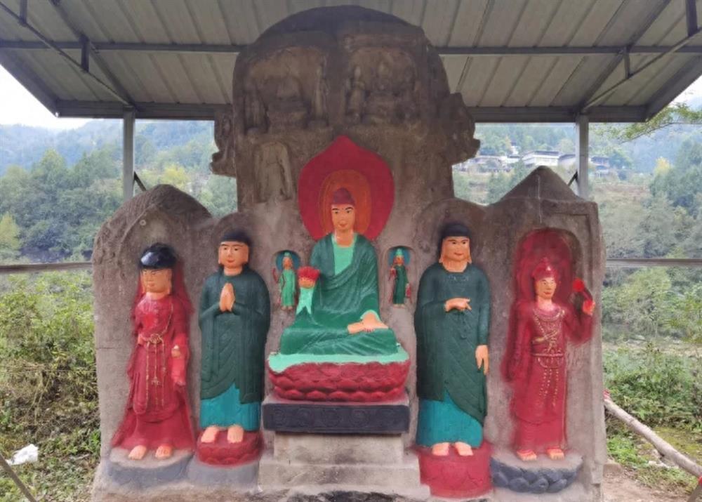 Tượng Phật cổ nghìn năm tuổi bị khách Trung Quốc bôi màu xanh đỏ lem nhem-3