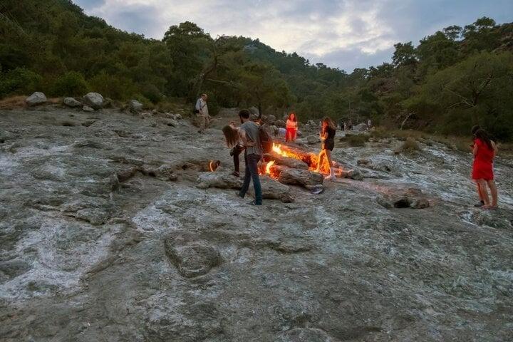 Những hòn đá cháy liên tục 2.500 năm không tắt-2