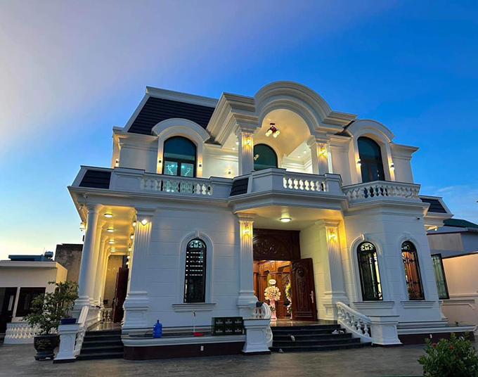 Bên trong căn biệt thự Văn Toàn xây tặng ba mẹ: Kiến trúc bề thế, nội thất sang, xịn, mịn-1