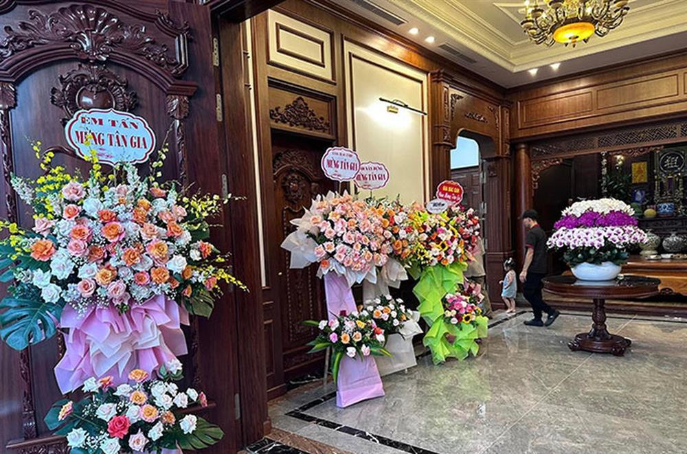 Bên trong căn biệt thự Văn Toàn xây tặng ba mẹ: Kiến trúc bề thế, nội thất sang, xịn, mịn-2