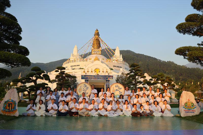 Học trò hành hương về Bảo tháp Tây Thiên thực hành tri ân thầy cô-2