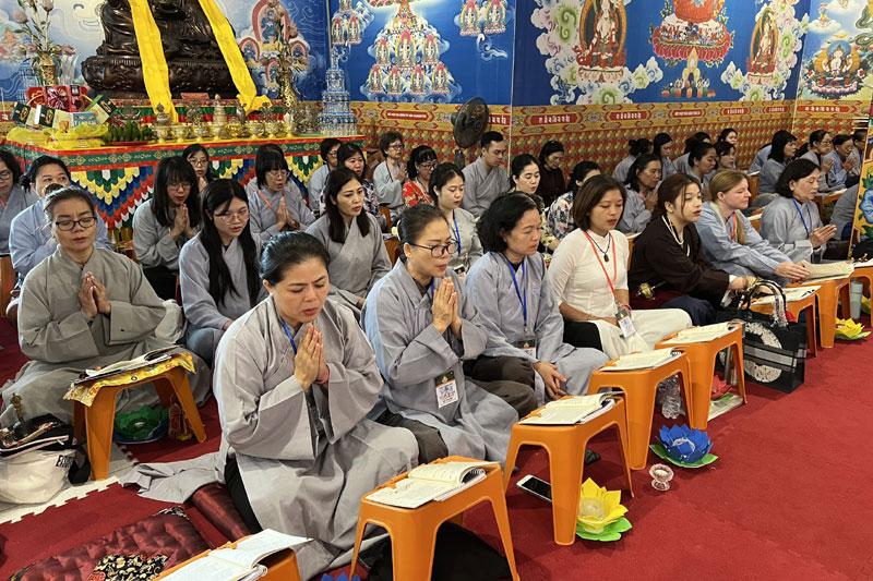 Học trò hành hương về Bảo tháp Tây Thiên thực hành tri ân thầy cô-1