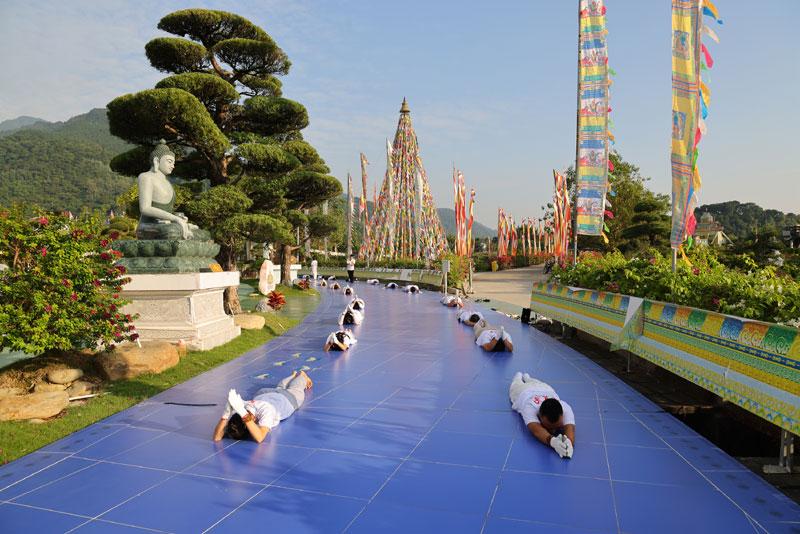 Học trò hành hương về Bảo tháp Tây Thiên thực hành tri ân thầy cô-3