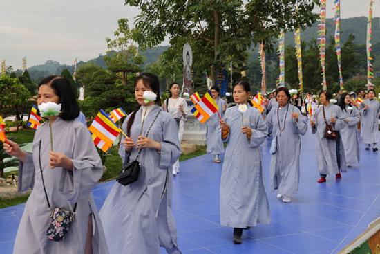 Học trò hành hương về Bảo tháp Tây Thiên thực hành tri ân thầy cô