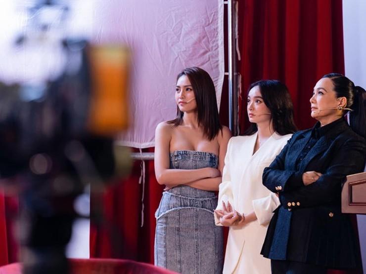 Diệp Lâm Anh hot nhất dàn chị đẹp, mặc áo cúp gợi cảm, hững hờ trên sóng truyền hình-5