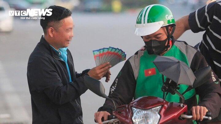 ĐT Việt Nam đấu Iraq: Phe vé không dám hét giá cao, chấp nhận chỉ lãi bát phở-1