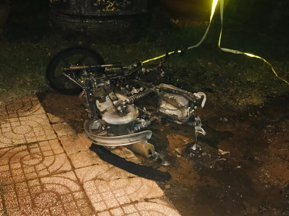 Tạm giữ hình sự thanh niên đốt xe máy khi bị kiểm tra nồng độ cồn-2