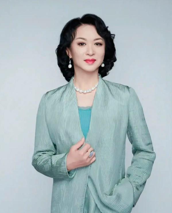 Bị chê luôn luôn dùng tay che ngực, cách đáp trả của Địch Lệ Nhiệt Ba khiến fan không hề thất vọng-1