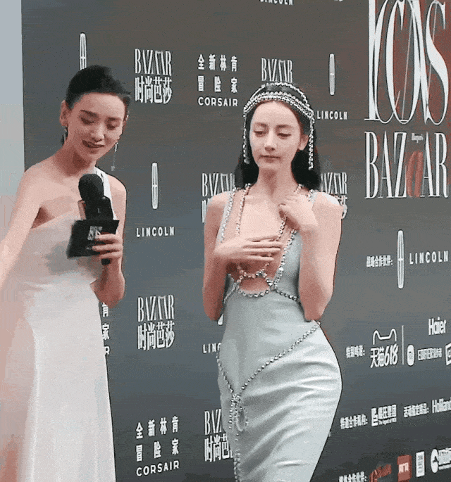 Bị chê luôn luôn dùng tay che ngực, cách đáp trả của Địch Lệ Nhiệt Ba khiến fan không hề thất vọng-4