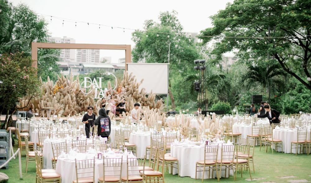 Lý Nhã Kỳ bắt hoa cưới, Phương Lan rap giọng Huế trong đám cưới-1