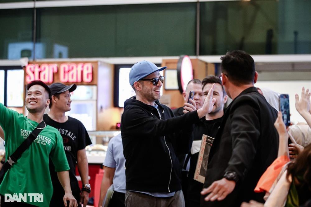 Westlife được bảo vệ nghiêm ngặt khi đến TPHCM, thân thiện chào fan Việt-4