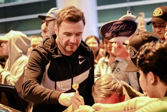Westlife được bảo vệ nghiêm ngặt khi đến TPHCM, thân thiện chào fan Việt