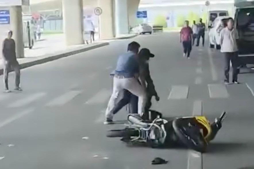 2 thanh niên lao xe máy vào ô tô, gây náo loạn sân bay Tân Sơn Nhất-1