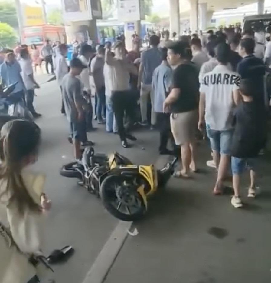 2 thanh niên lao xe máy vào ô tô, gây náo loạn sân bay Tân Sơn Nhất-2