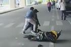 2 thanh niên lao xe máy vào ô tô, gây náo loạn sân bay Tân Sơn Nhất