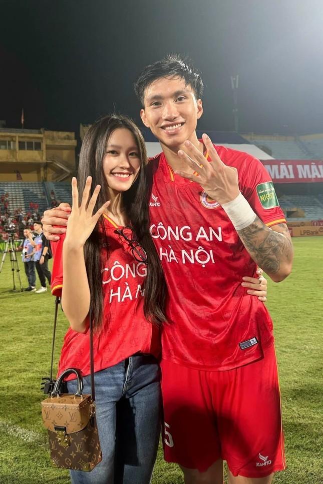Sắc vóc vợ cầu thủ Việt: Doãn Hải My chuẩn style tiểu thư, Mai Hà Trang nhan sắc vạn người mê-3