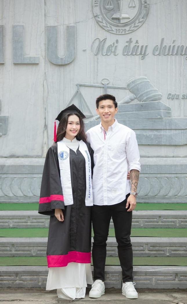 Sắc vóc vợ cầu thủ Việt: Doãn Hải My chuẩn style tiểu thư, Mai Hà Trang nhan sắc vạn người mê-2